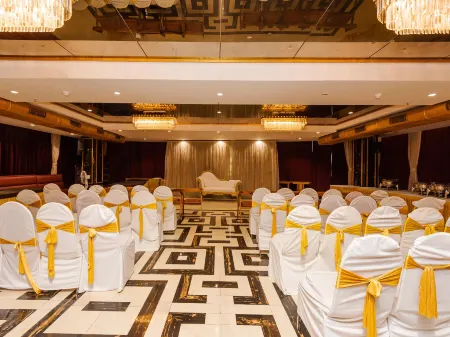 Hotel Aura - Near Malad Link Road Отели рядом с достопримечательностью «Горай Бич»