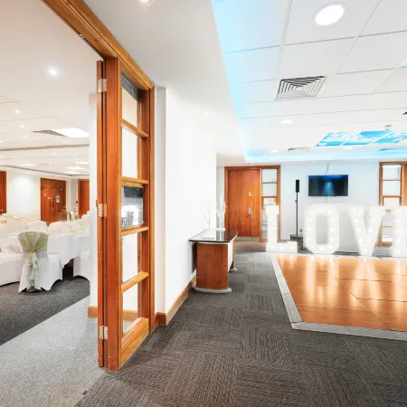 Holiday Inn ROCHESTER - CHATHAM by IHG Отели рядом с достопримечательностью «Стадион «Пристфилд»»