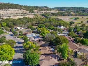 Kerrville Hidden Gem with Firepit and Grill - Great Location