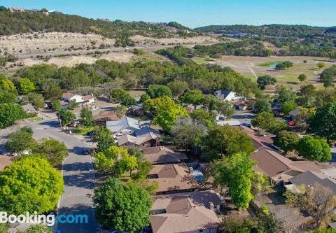 Kerrville Hidden Gem with Firepit and Grill - Great Location