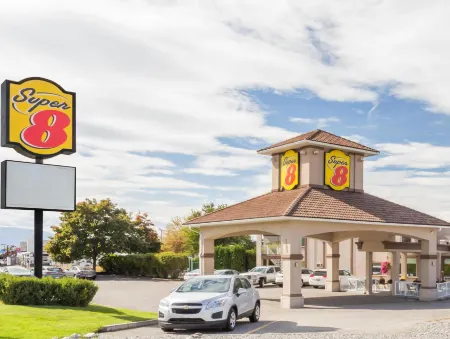 Super 8 by Wyndham Kelowna BC