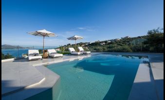Royal Bird, Stunning 4 Bedroom Seaview Villa, Private Pool, 700m from the Beach
