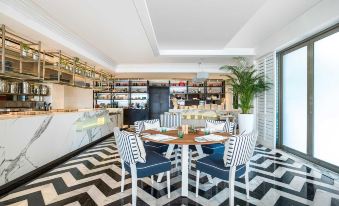 TH8 Palm Vignette Collection, Beach Resort