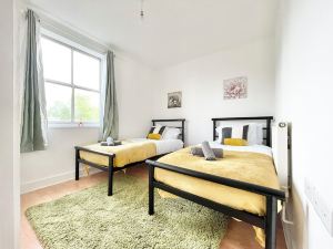 Chic 2-Bed Apartment in Southampton with Parking