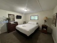 Lake Side Three Bedroom, Two Bath House on Lake Ouachita with Private Hot Tub. by RedAwning Hôtels à : Center Township