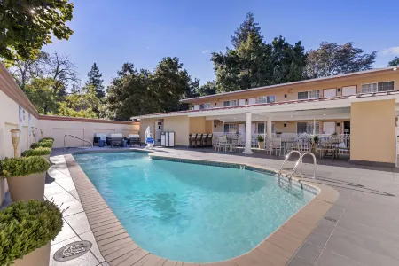 Best Western Plus Riviera Отели рядом с достопримечательностью «Мета Хедквотерс»