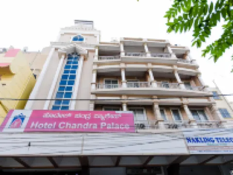 Hotel Chandra Palace. โรงแรมใกล้Backyard