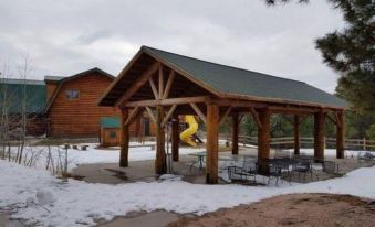 Black Forest B&B Lodge & Cabins