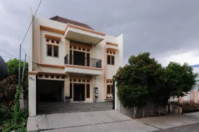 RedDoorz at Meruya Utara Hotel dekat Taman Pintu Kampung Blok DD Palm Ganda Asri 2
