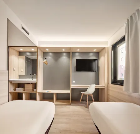 Hostal Lami Отели рядом с достопримечательностью «Masia de Estilo Modernista Can Ginestar»