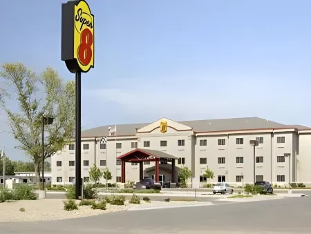 Super 8 by Wyndham Topeka at Forbes Landing Отели в г. Топика