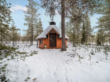 Kuukkelintupa 1 Отели рядом с достопримечательностью «Snow Village»