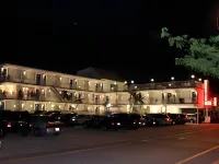 Quarterdeck Motel - parking