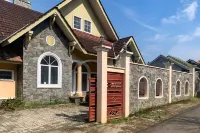 Urbanview Hotel Villa Q Gisting by RedDoorz Hotels near Habibi Cell 2