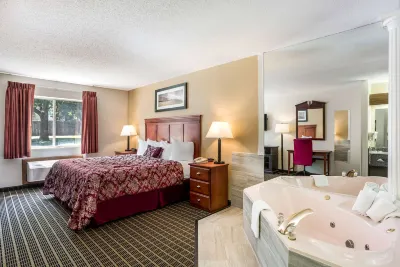 Rodeway Inn Hotel dekat Islamic Center of Cedar Rapids