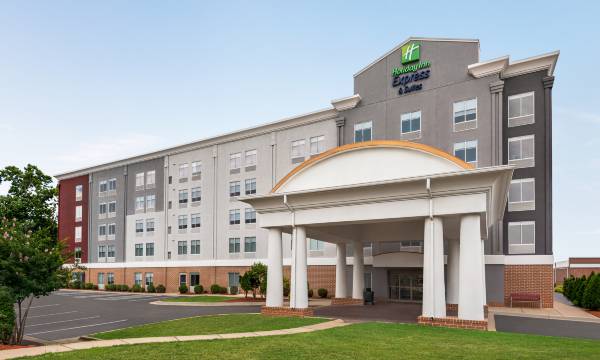 Holiday Inn Express & Suites Fredericksburg by IHG
