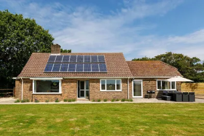 Idyllic 3 Bed Country Cottage Hotels near Wey and Arun Canal trips, Onslow Arms, Weysouth