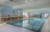 Holiday Inn Express KAMLOOPS by IHG - プール