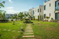 Charming and beautifully furnished apartment with direct poolside access