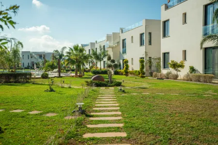 Charming and beautifully furnished apartment with direct poolside access Отели в г. Аканту