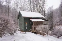 Moore House Inn & Cabins Hotels in 