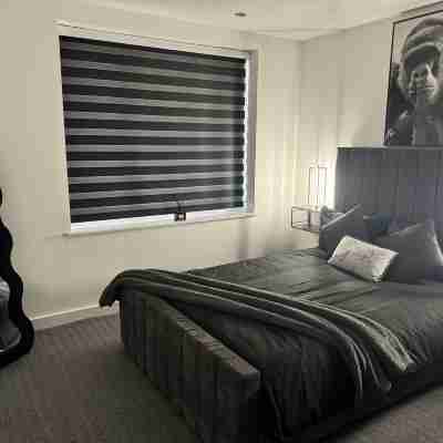 Luxury Flat in Uxbridge Rooms