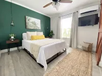 Two Houses KING BEDS Close to Airport, Golf Course, Zoo, Downtown and Beaches