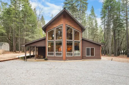 Base of Lassen National Park Secluded 1 BR + LOFT, 2 BATH HOME. sleeps up to 7