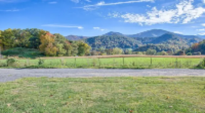 Charming Log Cabin near the Smoky Mountains w/ Spectacular Mountain & Elk Views!