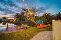 Manatee Cove: Private Oasis with Wildlife, Hot Tub & Fun Game Room!