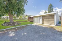 Spacious Lakeside Home: Walk to Beach, Wineries, and Downtown! Ample Parking!