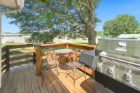 Stylish modern 4/3 family home in Overland Park