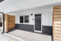 Modern Micro-Studios in Cedar Falls - Falls Edge Studios Hotel in zona Panther Lounge