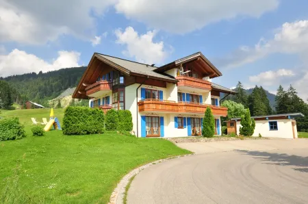 Beautiful feel-good apartment Bergwiese 35sqm, south-facing balcony/terrace, Allgäu, dogs allowed