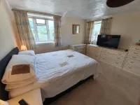 Hot Tub & Stunning Waterfront Views. Kayaks and Sups Free for Guests Use !!!