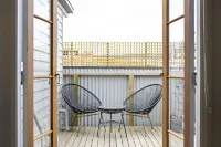 North Edge Cottage ~ Free Parking, City, Warm
