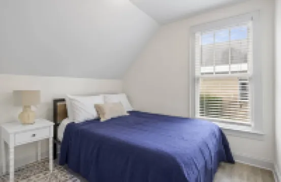 Cozy Downtown Loft for Two + Pets, Walk to Main St