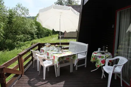 Pitched roof holiday home in the nature park on the Twistesee in an absolute forest location Отели рядом с достопримечательностью «Arobella»
