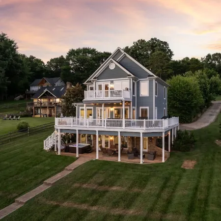 Lakefront w/ private dock, hot tub, game room, boat house hangout