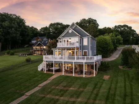 Lakefront w/ private dock, hot tub, game room, boat house hangout Отели в г. Фолстаун