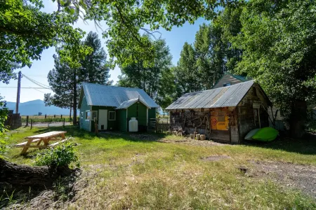 The Green House - Minutes from the Entrance to Crater Lake National Park Отели рядом с достопримечательностью «Train Mountain Railroad Museum»