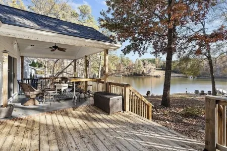 Peaceful Pet Friendly 3BR 2BA Cottage w/ dock!