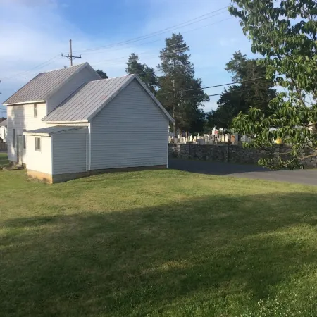 New studio conveniently located in town of Luray.