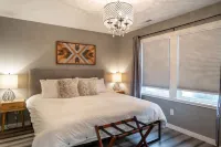 University Area Bungalow - The Moxie Harris House