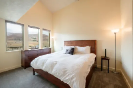 Top-Floor Condo w/ Mountain Views, Loft, Heated Garage – Sleeps 5