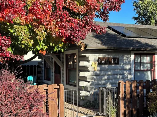 ADA Compliant Cabin. Luxury finishes, pet friendly. Garden, 3 blocks to downtown