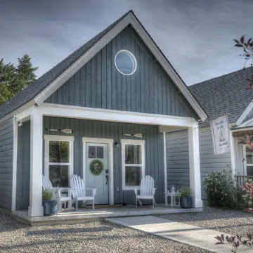 Cozy Nautical Cottage ~  2Bd/ Sleeps 6 / 1 Mi to Lake/ Free Shuttle / Video Tour