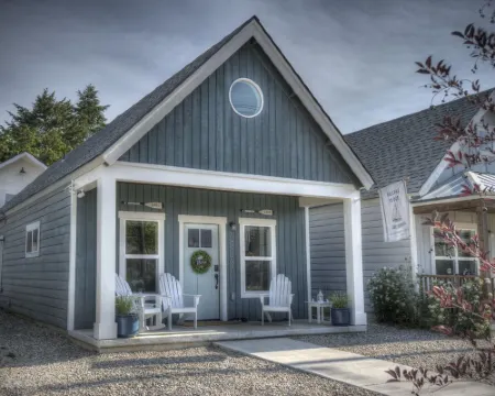 Cozy Nautical Cottage ~  2Bd/ Sleeps 6 / 1 Mi to Lake/ Free Shuttle / Video Tour Hotels in Sandpoint