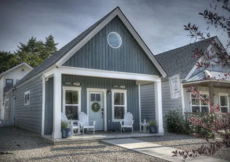 Cozy Nautical Cottage ~ 2Bd/ Sleeps 6 / 1 Mi to Lake/ Free Shuttle / Video Tour