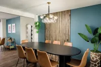 ~Huge Hot Tub~Theater/Game Room~Family Friendly~Private Backyard Oasis~Fire Pit~